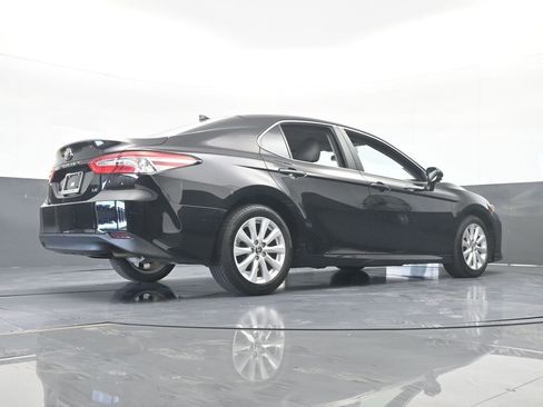 Used 2019 Toyota Camry LE image 59