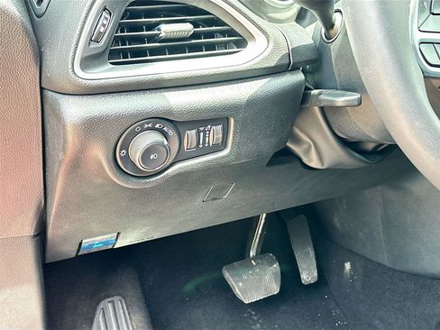 Used 2025 Chrysler Pacifica Select FWD image 10