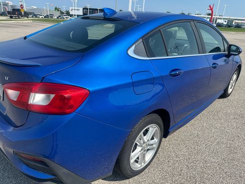 Used 2017 Chevrolet Cruze LT w/ Sun And Sound Package FWD image 6