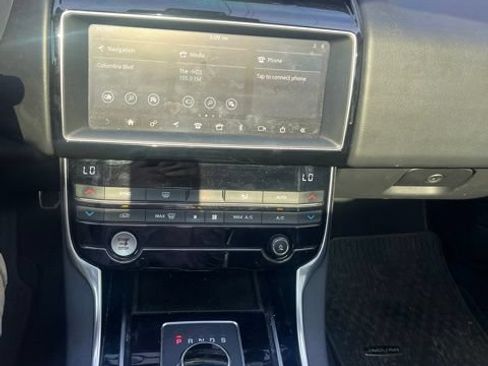 Used 2019 Jaguar XE Premium RWD image 5