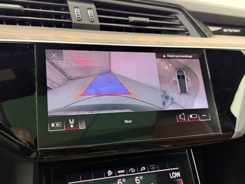 Used 2022 Audi e-tron Premium Plus w/ Premium Plus Package image 27