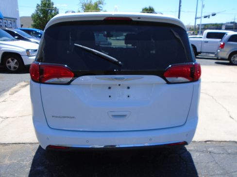 Used 2017 Chrysler Pacifica Touring-L FWD image 3