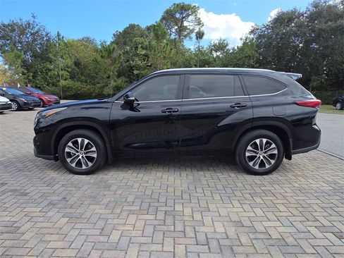 Certified 2022 Toyota Highlander XLE image 8