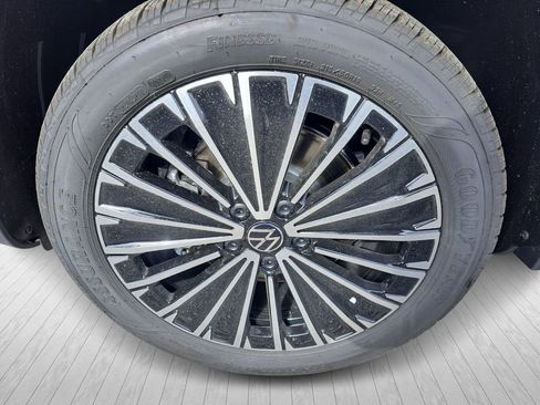 Used 2025 Volkswagen Taos SE image 9