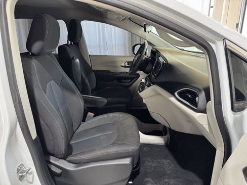 Used 2022 Chrysler Voyager LX FWD image 19