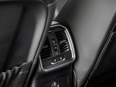Certified 2024 Porsche Macan AWD/4WD image 37