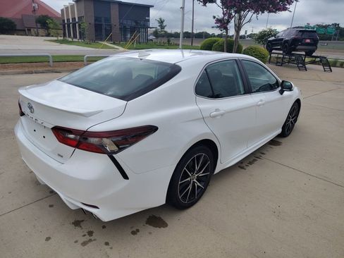 Used 2024 Toyota Camry SE FWD image 11