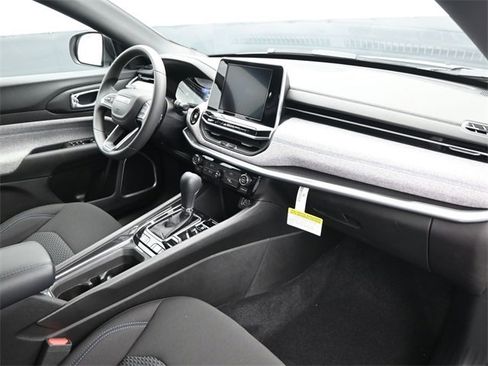 Used 2025 Jeep Compass Sport image 12