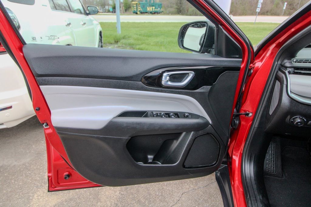 Used 2025 Jeep Compass Limited AWD/4WD image 11