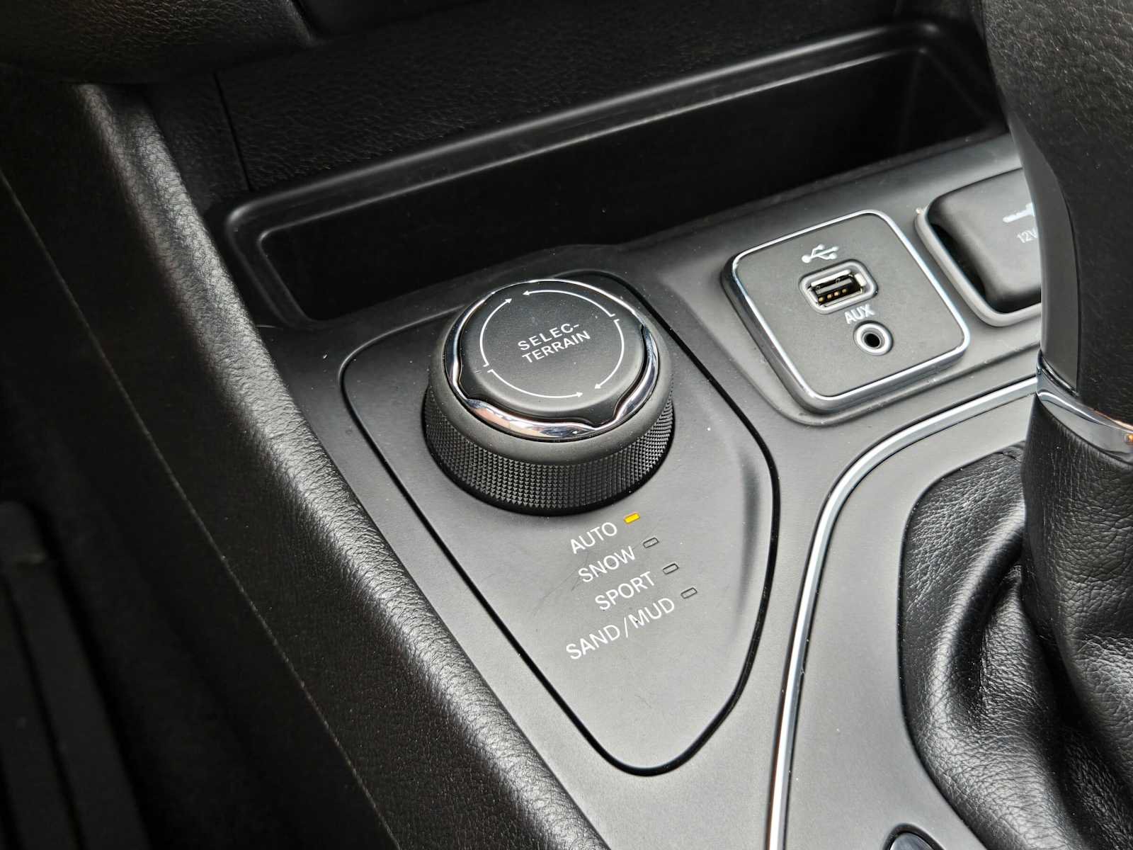 Used 2019 Jeep Cherokee Latitude w/ Popular Appearance Group AWD/4WD image 30