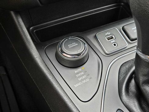 Used 2019 Jeep Cherokee Latitude w/ Popular Appearance Group AWD/4WD image 30