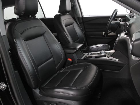 Certified 2021 Ford Explorer XLT w/ Equipment Group 202A image 17