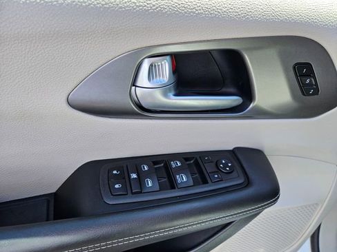 Used 2024 Chrysler Pacifica Touring-L FWD image 21