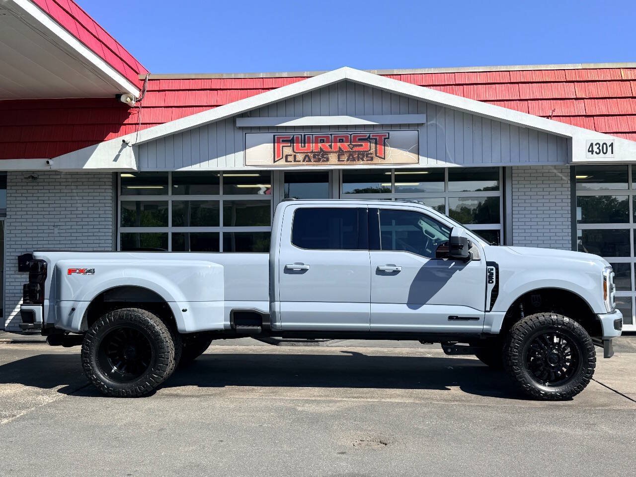 Used 2025 Ford F350 Lariat w/ Lariat Ultimate Package AWD/4WD image 2