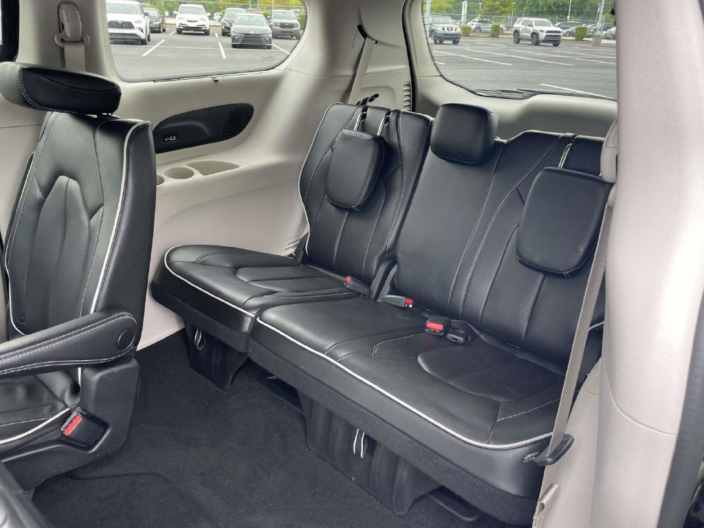 Used 2023 Chrysler Pacifica Limited AWD/4WD image 14