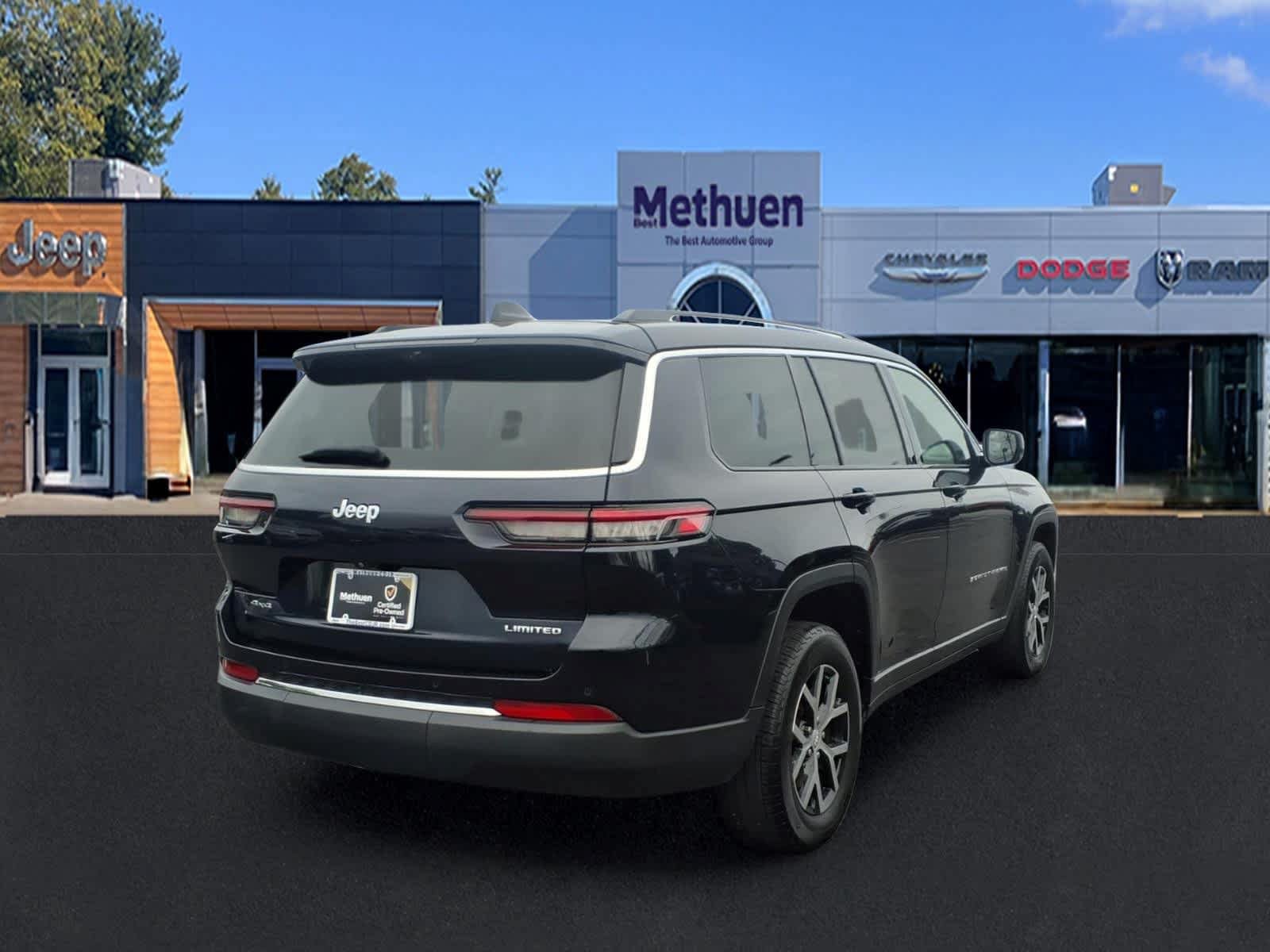 Used 2023 Jeep Grand Cherokee L Limited w/ Luxury Tech Group II AWD/4WD image 3