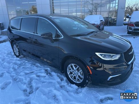 Used 2025 Chrysler Pacifica Select image 42