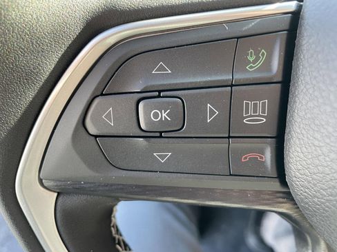 Used 2025 Jeep Grand Cherokee Altitude image 14