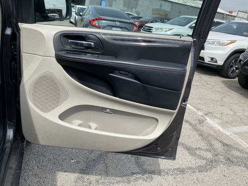 Used 2015 Chrysler Town & Country Touring image 26