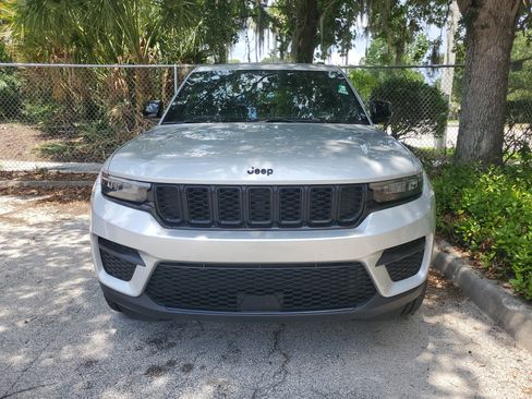 Used 2024 Jeep Grand Cherokee Altitude RWD image 3