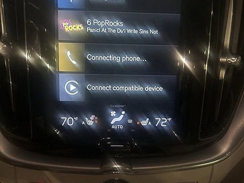 Used 2020 Volvo XC60 T6 Momentum image 2