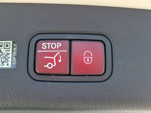Used 2025 Mercedes-Benz GLC 300 4MATIC image 6