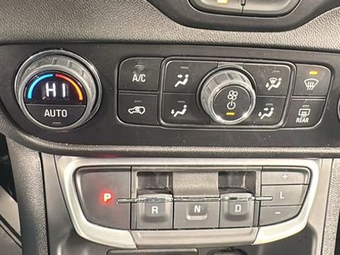 Used 2024 GMC Terrain SLT image 28