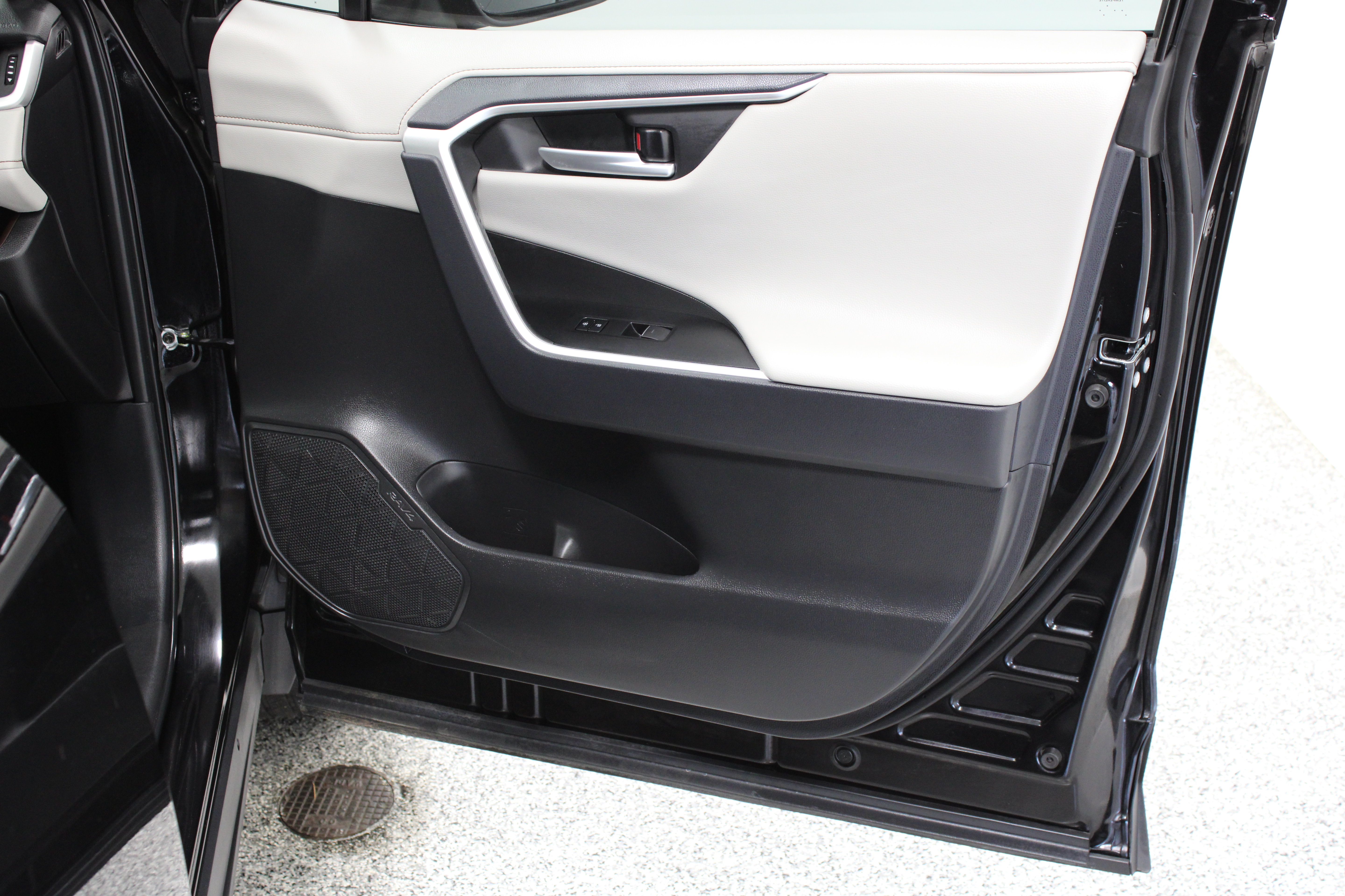 Used 2025 Toyota RAV4 Limited w/ Weather Package AWD/4WD image 37
