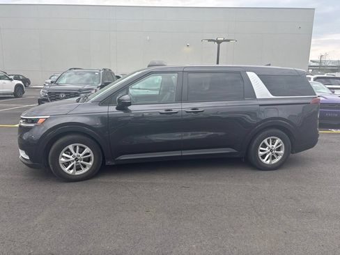 Used 2023 Kia Carnival LX FWD image 1