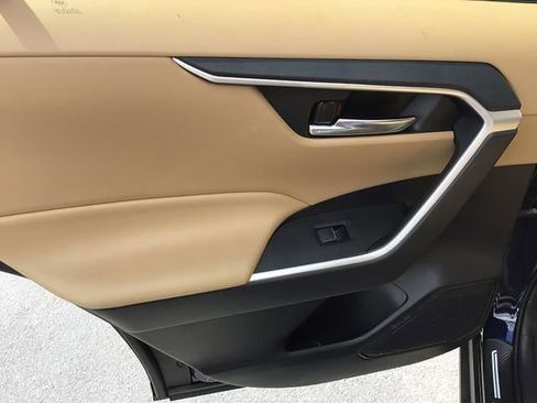 Used 2020 Toyota RAV4 XLE Premium image 29