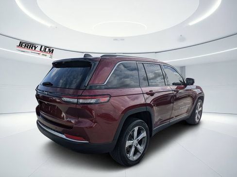 Certified 2022 Jeep Grand Cherokee Limited w/ Luxury Tech Group II RWD image 3