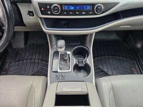 Used 2019 Toyota Highlander XLE image 12
