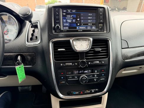 Used 2016 Chrysler Town & Country Touring FWD image 8