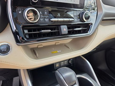 Used 2023 Toyota Highlander XLE FWD image 27