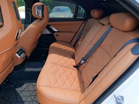 Used 2024 BMW 740i xDrive w/ Premium Package 2 AWD/4WD image 27