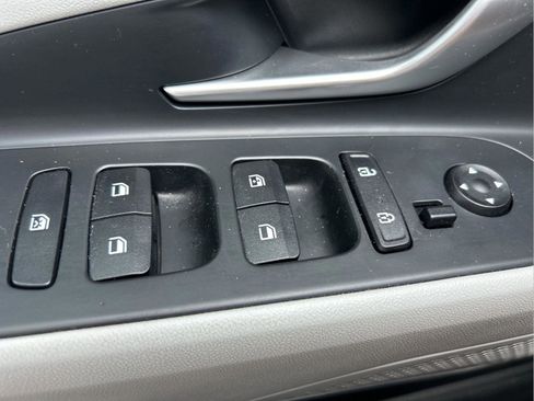 Used 2023 Hyundai Elantra Limited image 14