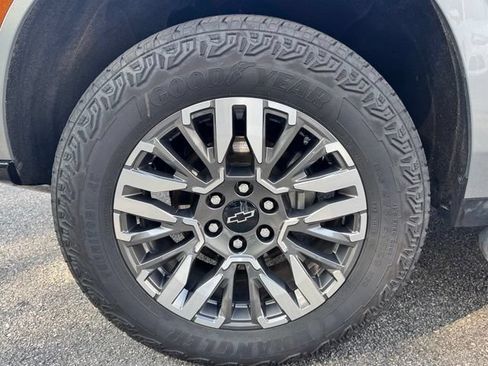 Used 2025 Chevrolet Suburban Z71 w/ Comfort Package AWD/4WD image 16