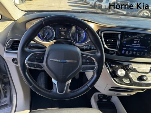 Used 2017 Chrysler Pacifica Touring-L image 16