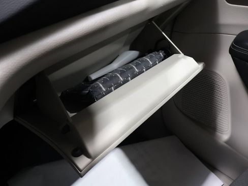 Used 2021 Chrysler Voyager LX image 32