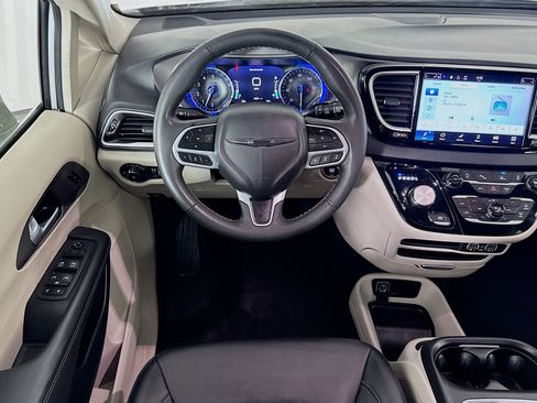 Used 2024 Chrysler Pacifica Touring-L FWD image 15
