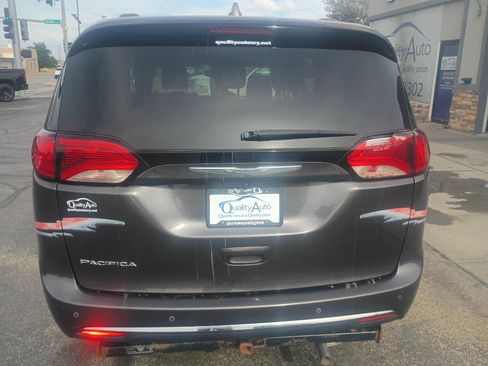 Used 2017 Chrysler Pacifica Touring-L FWD image 24