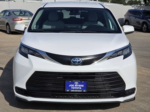 Used 2025 Toyota Sienna LE FWD image 3