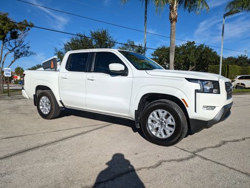 Used 2024 Nissan Frontier SV w/ SV Convenience Package image 2