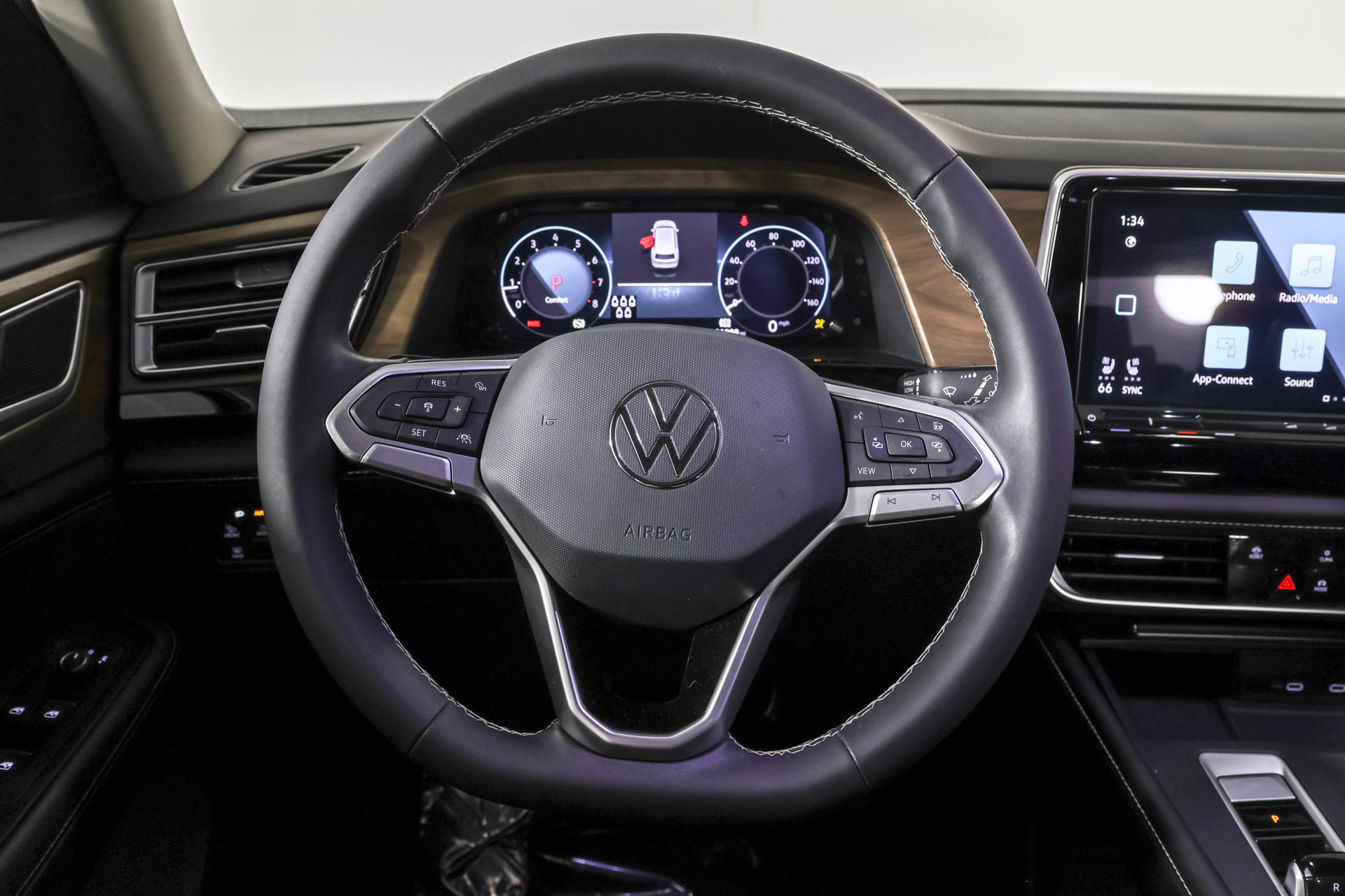 Used 2024 Volkswagen Atlas SE AWD/4WD image 25