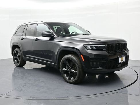 Used 2023 Jeep Grand Cherokee Altitude image 4