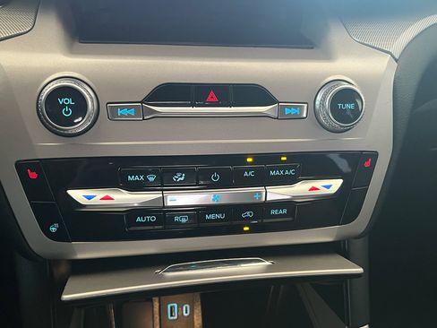 Used 2023 Ford Explorer XLT w/ Equipment Group 202A RWD image 29