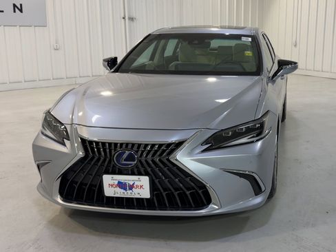 Used 2022 Lexus ES 300h Ultra Luxury image 4