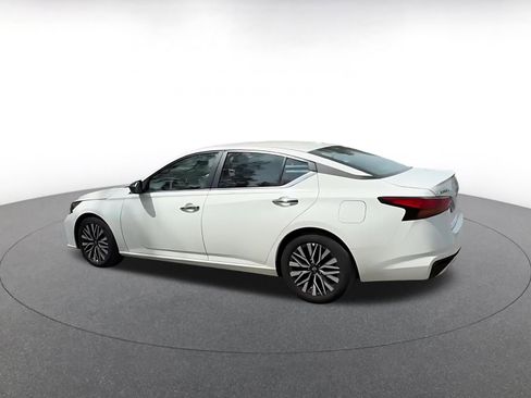 Used 2025 Nissan Altima 2.5 SV FWD image 10