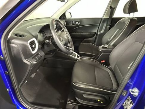 Used 2024 Hyundai Venue Limited FWD image 12