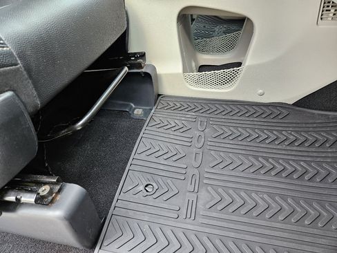 Used 2019 Dodge Grand Caravan SXT image 32